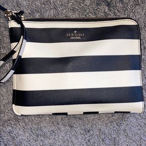 Kate spade wristlet that charges iPhone